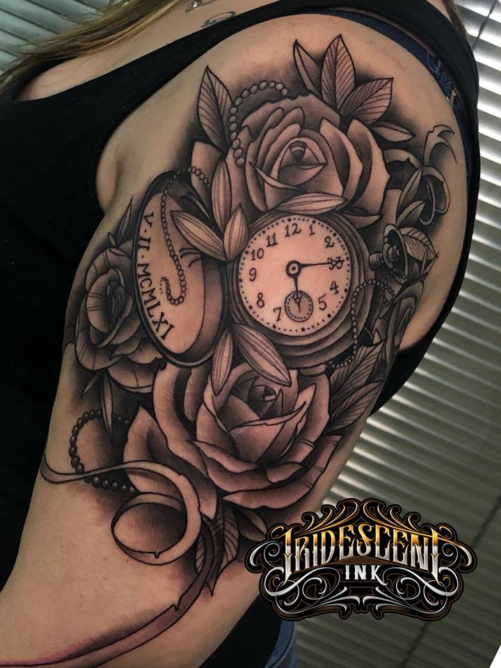 Tatuaje reloj y flores