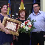 Dña. Teresa Pérez Giménez con su hijo Alejandro y la Presidenta de la Associació de Comerciants Benetússer Beni García