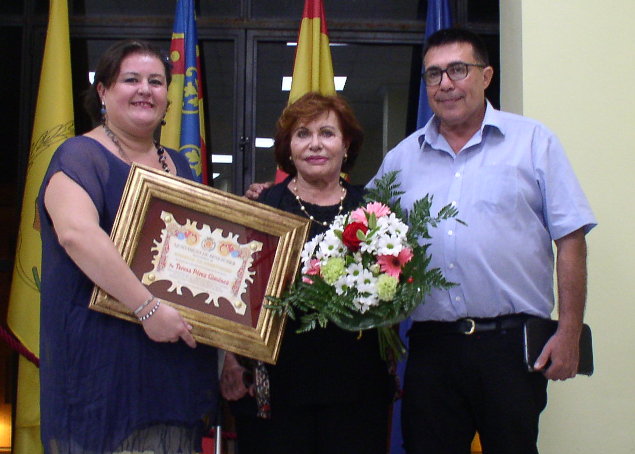 Dña. Teresa Pérez Giménez con su hijo Alejandro y la Presidenta de la Associació de Comerciants Benetússer Beni García
