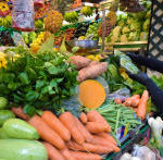 Puesto de verduras en un mercado
