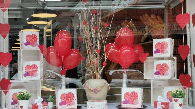 4 ideas para decorar el escaparate de San Valentín en tu farmacia