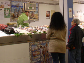 Comprando pescado en el Mercat Municipal