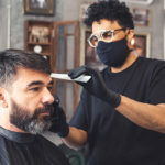 Peluquero cortando el cabello