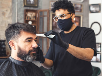 Peluquero cortando el cabello