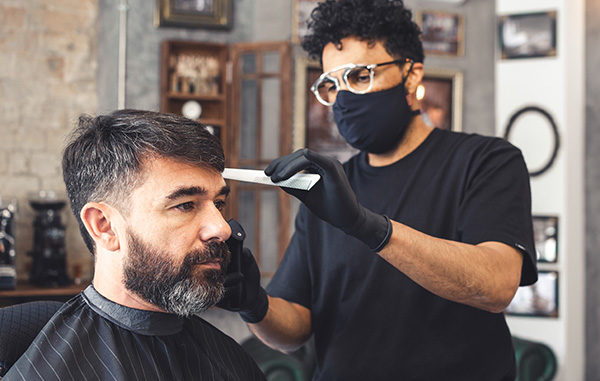 Peluquero cortando el cabello