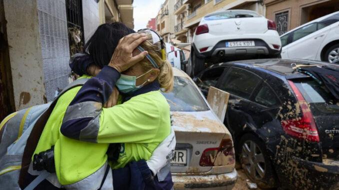 Dos amigas abrazadas llorando ante el drama y la desesperación. Calle Francisco Almarche de Benetússer