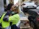 Dos amigas abrazadas llorando ante el drama y la desesperación. Calle Francisco Almarche de Benetússer